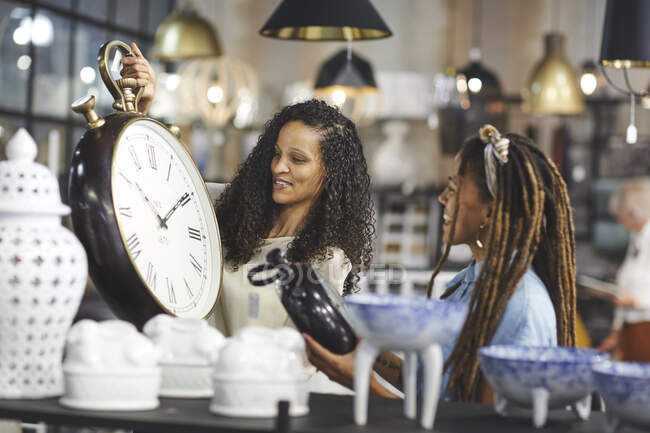Mulheres que compram relógios de parede na loja de decoração de casa — Fotografia de Stock