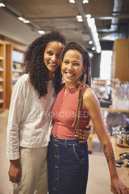 Portrait heureux affectueux lesbienne couple shopping — Photo de stock
