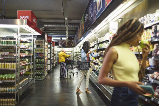 Magasins de femmes au supermarché — Photo de stock