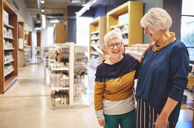 Portrait happy laughing senior women friends in home goods store — Stock Photo