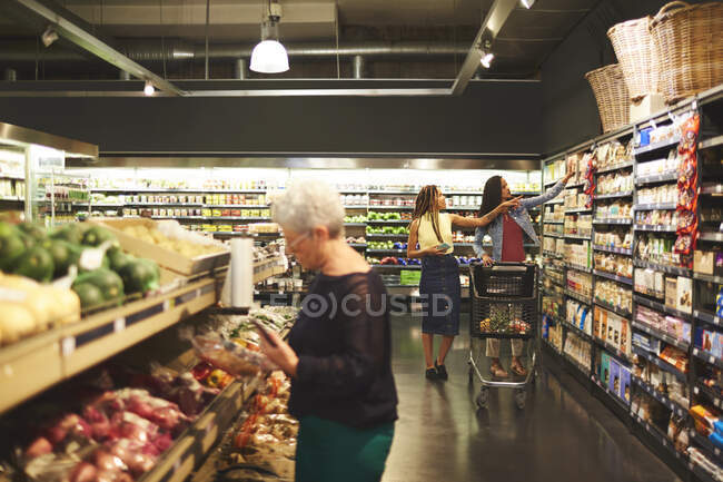 Women grocery shopping in supermarket — Stock Photo