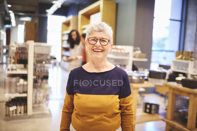 Portrait happy senior woman shopping in home goods store — Stock Photo