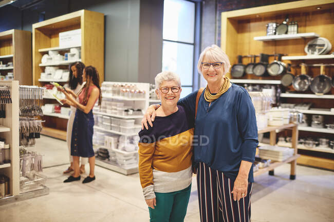 Retrato de mulheres idosas felizes amigos compras em casa loja de mercadorias — Fotografia de Stock