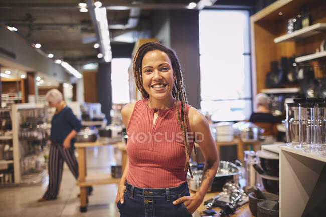 Retrato mujer confiada compras en la tienda de artículos para el hogar - foto de stock