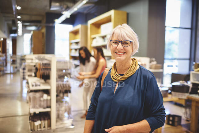 Porträt lächelt selbstbewusste Seniorin beim Einkaufen in Haushaltswarengeschäft — Stockfoto