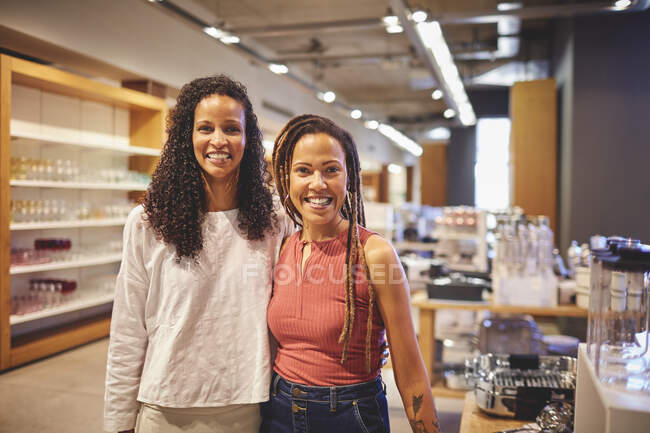 Портрет, улыбающийся уверенным женщинам друзья покупки в магазине товаров для дома — стоковое фото