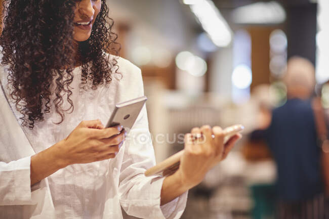 Frau mit Kamera-Handy beim Einkaufen — Stockfoto