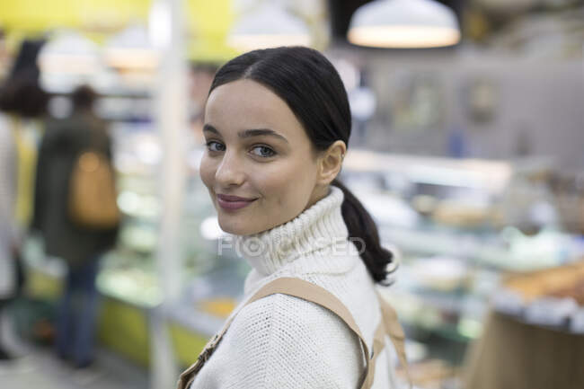 Porträt selbstbewusste junge Frau im Supermarkt — Stockfoto