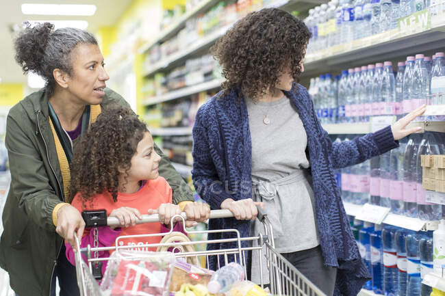 Magasins d'épicerie pour femmes de plusieurs générations dans les supermarchés — Photo de stock