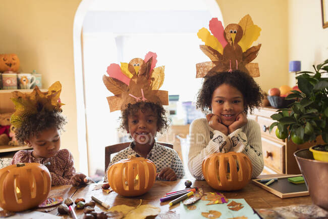 Retrato lindo hermano y hermanas haciendo artesanías de otoño en la mesa - foto de stock