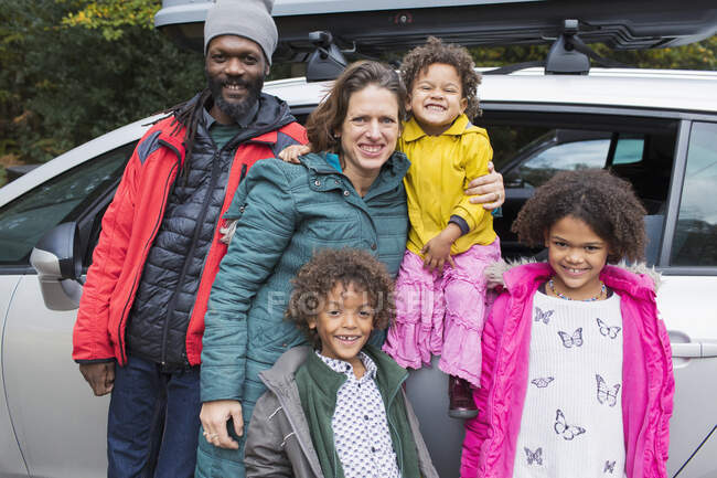 Retrato família feliz fora do carro no estacionamento — Fotografia de Stock