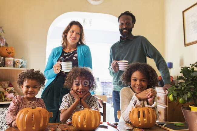 Портрет счастливой многонациональной семьи резьба тыквы — стоковое фото