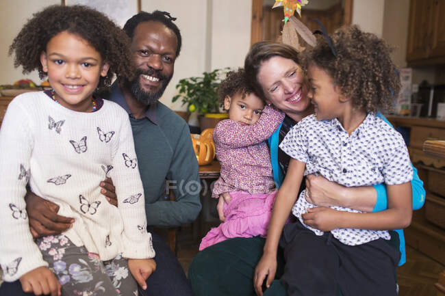 Портрет счастливой многонациональной семьи на дому — стоковое фото
