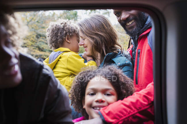 Retrato familia feliz fuera de la ventana del coche - foto de stock