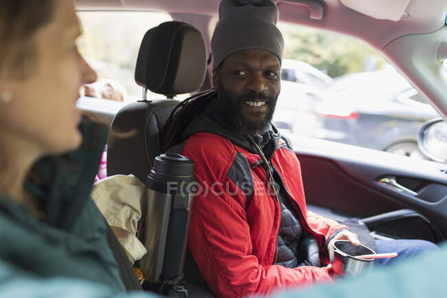 Пара пьет кофе и разговаривает в машине — стоковое фото