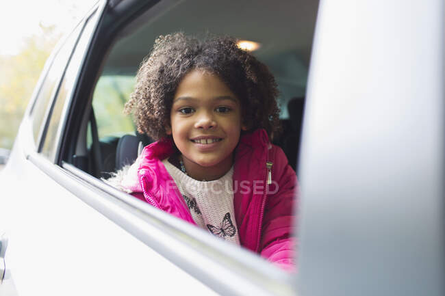 Portrait happy girl riding in back seat of car — Stock Photo