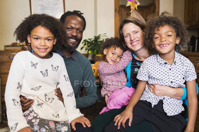 Retrato feliz familia multiétnica - foto de stock