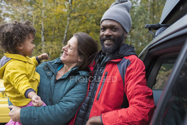 Retrato feliz familia multiétnica fuera de coche - foto de stock