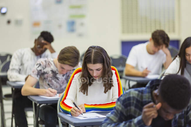 Konzentrierte Gymnasiastin macht Prüfung am Schreibtisch im Computer — Stockfoto