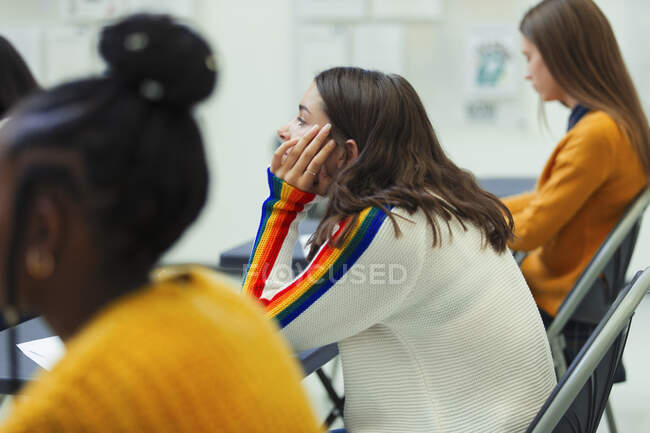 Liceo ragazza studente prendendo esame a scrivania in aula — Foto stock