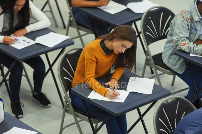 Фокусований старшокласник, який складає іспит за столом у класі — стокове фото