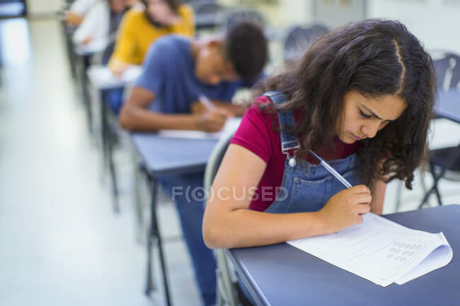 Estudante focado do ensino médio fazendo exame — Fotografia de Stock