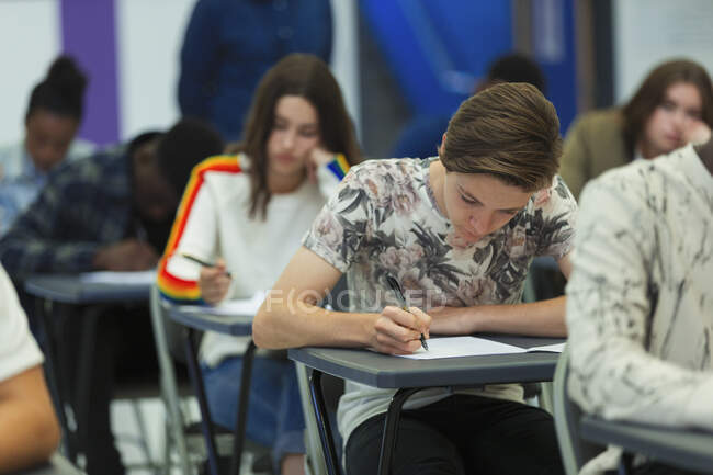 Estudantes do ensino médio focados fazendo exame — Fotografia de Stock