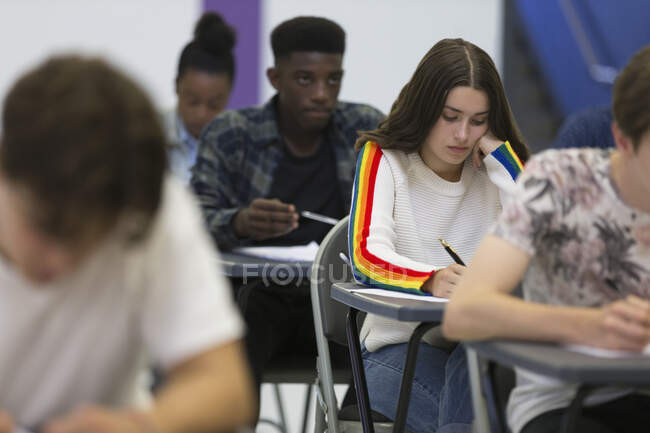 Gymnasiasten bei der Prüfung am Schreibtisch im Klassenzimmer — Stockfoto