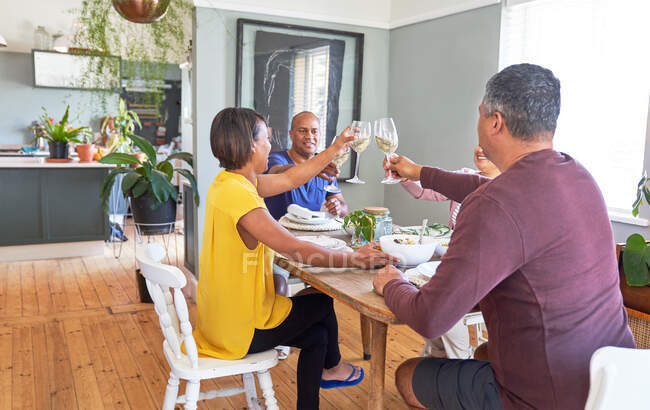 Meeting old friends for dinner — Stock Photo