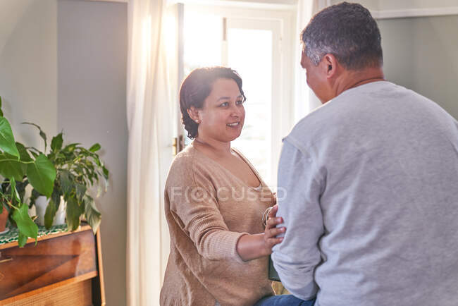 Mujer de sexo que habla y consuela a su marido en casa - foto de stock