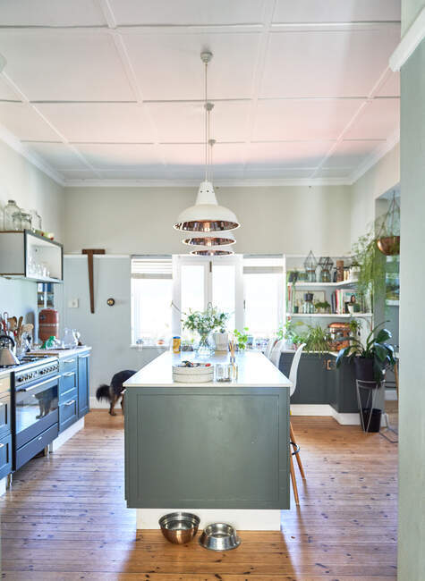Interior da cozinha com mobiliário moderno — Fotografia de Stock