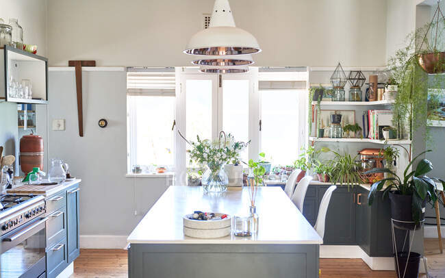 Сучасний інтер'єр кухні з дерев'яним столом і стільцями — стокове фото