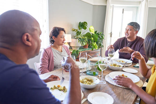 Casal maduro amigos conversando e almoçando na mesa de jantar — Fotografia de Stock