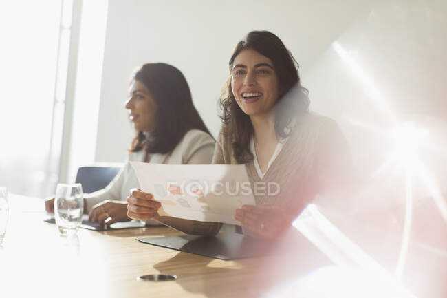 Glückliche Geschäftsfrau mit Flussdiagramm im Meeting — Stockfoto