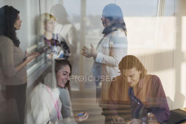 Деловые люди разговаривают и встречаются в офисе — стоковое фото