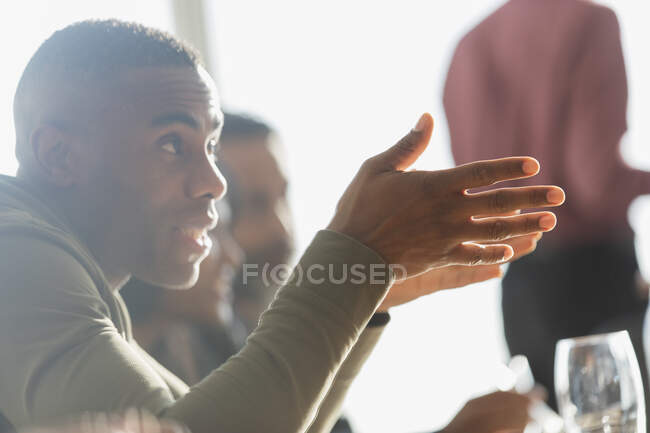 Empresário gesticulando e explicando em reunião de escritório — Fotografia de Stock