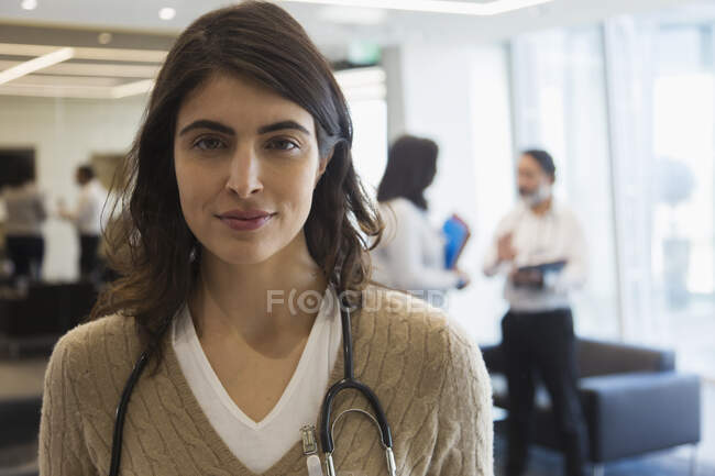 Portrait confiant femme médecin au bureau — Photo de stock