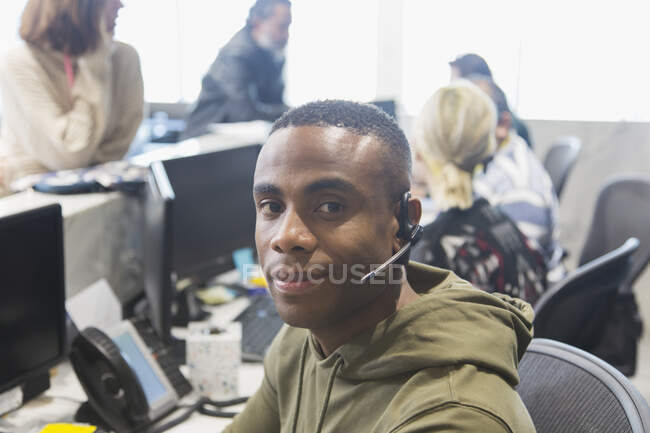 Retrato confiante masculino call center representante no escritório — Fotografia de Stock