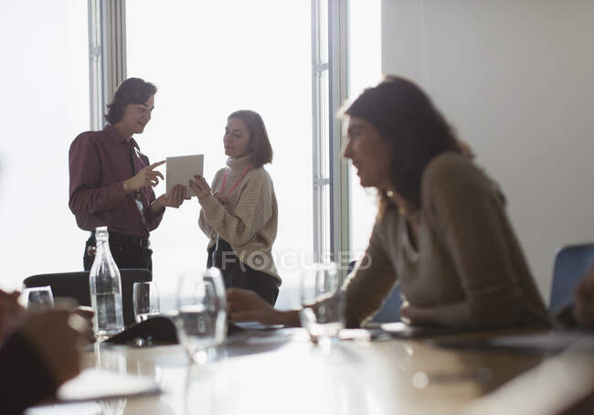 Деловые люди с цифровым планшетом разговаривают в конференц-зале — стоковое фото