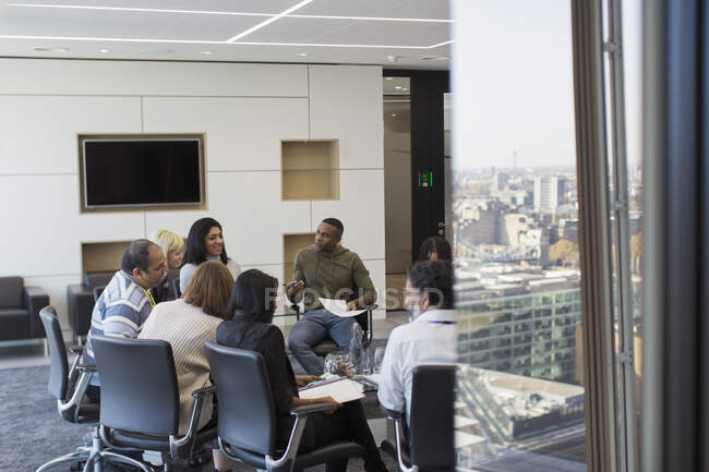 Les gens d'affaires parlent en cercle dans la salle de conférence — Photo de stock