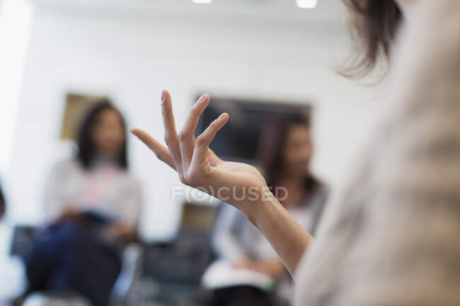 Закрыть бизнес-леди жестикулируя на встрече — стоковое фото