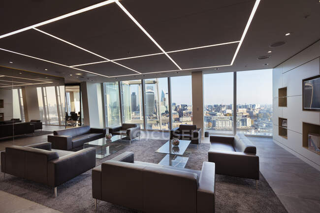 Moderno salão de escritórios highrise urbano — Fotografia de Stock