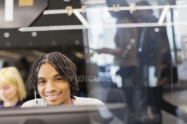 Портрет уверенный бизнесмен с гарнитурой в офисе — стоковое фото