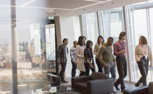 Les gens d'affaires marchant dans les bureaux urbains — Photo de stock