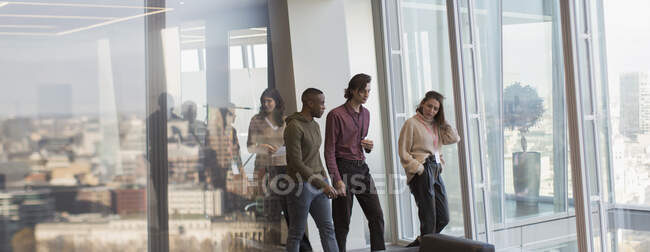 Empresários caminhando em escritório urbano — Fotografia de Stock