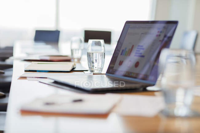 Laptop und Papierkram auf dem Konferenztisch — Stockfoto