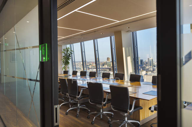Moderner städtischer Konferenzraum mit langem Tisch und Stühlen — Stockfoto
