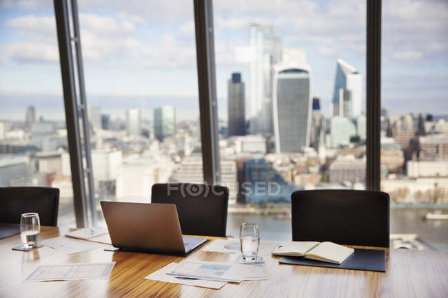 Modern highrise business conference room overlooking city — Stock Photo