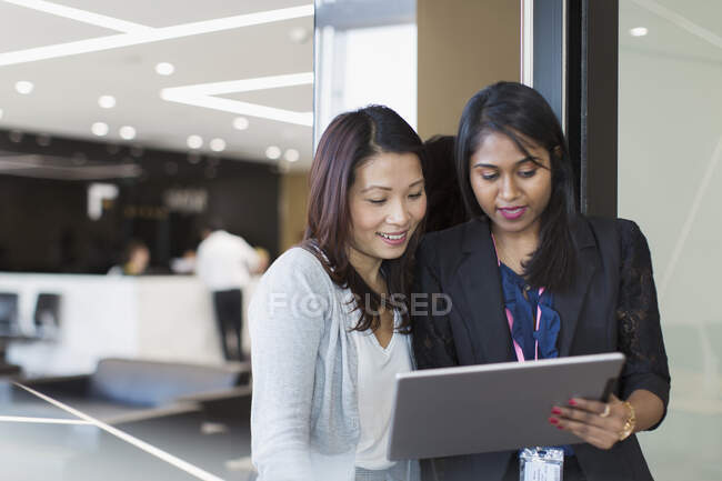 Businesswomen utilizando tableta digital en la oficina - foto de stock