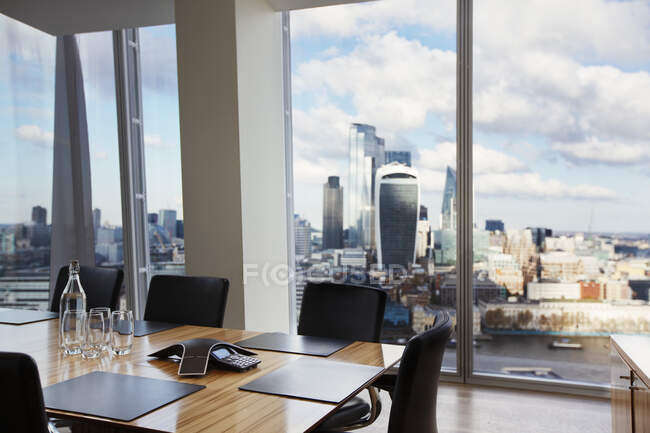 Сучасний конференц-зал з видом на високогірні будівлі та місто — стокове фото